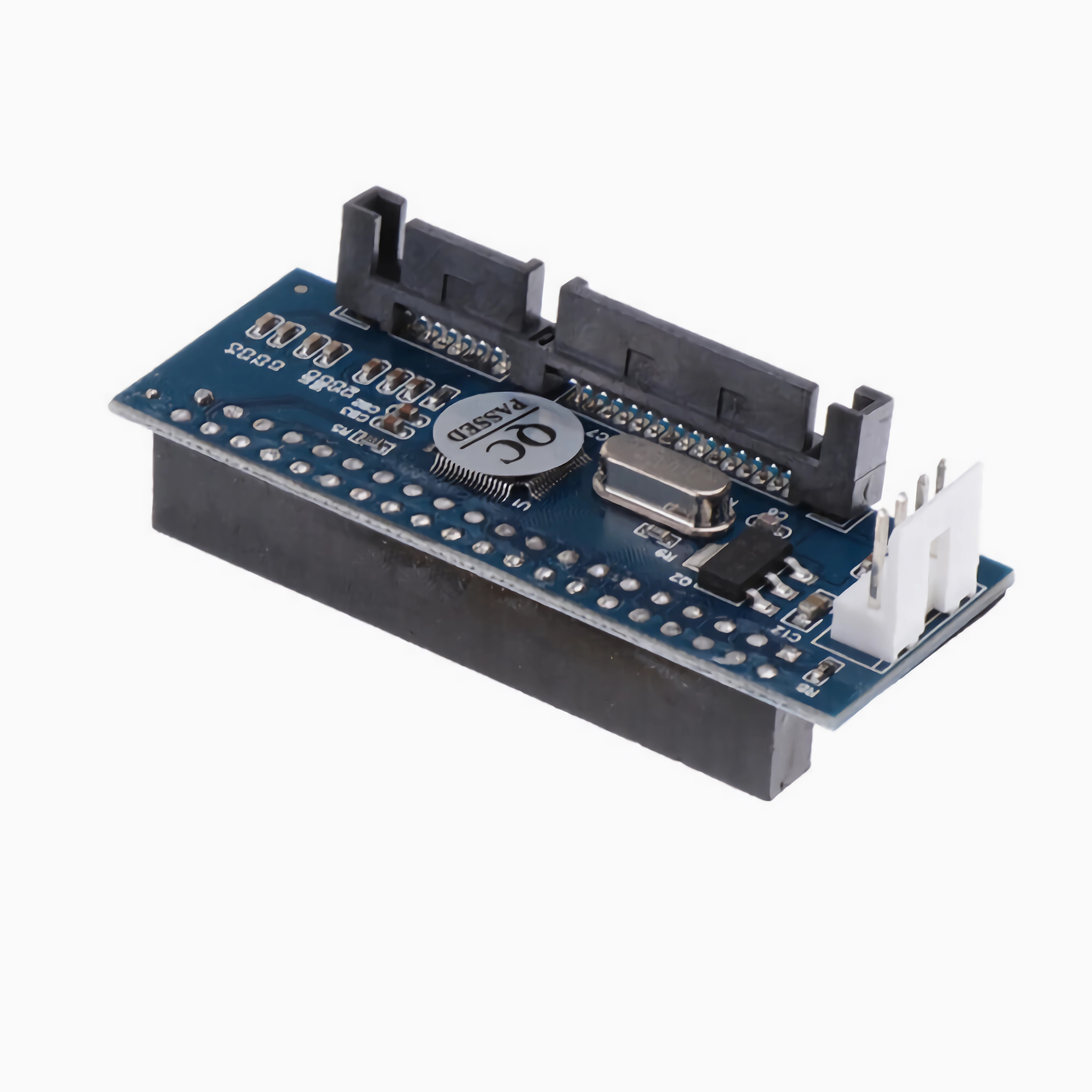 Eine blaue Leiterplatte mit verschiedenen elektronischen Bauteilen.