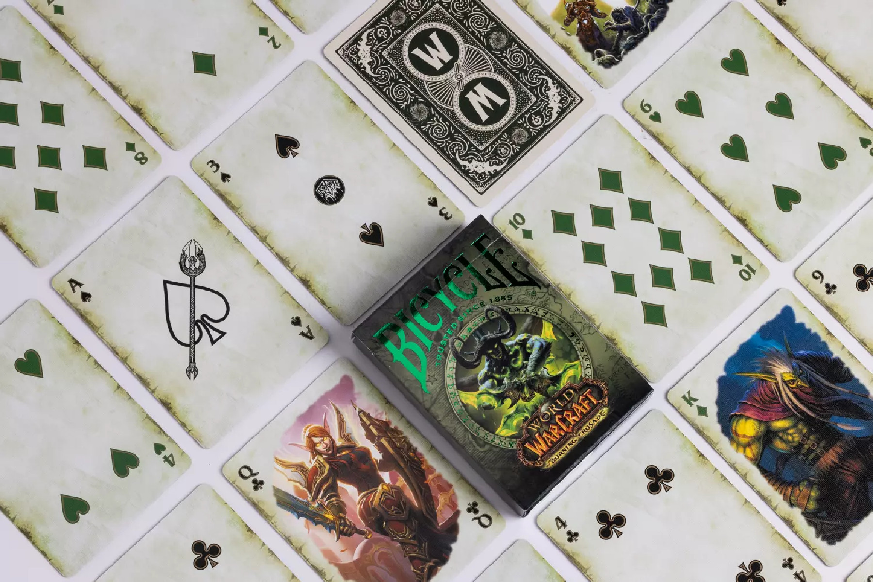 Ein Stapel Bicycle World of Warcraft Spielkarten auf weißer Oberfläche gefächert.