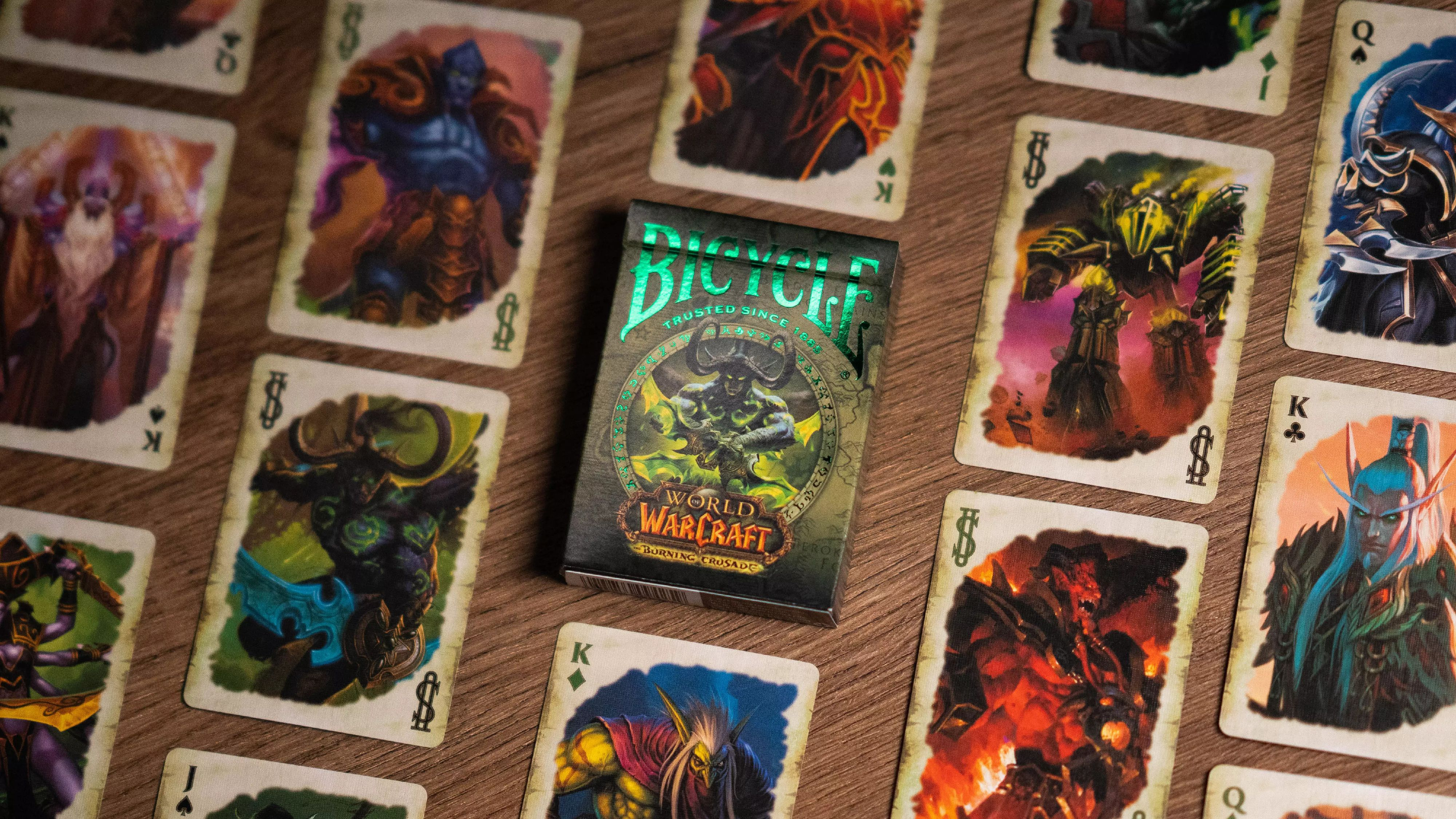 Kartenspiel World of Warcraft auf einer Holzoberfläche.