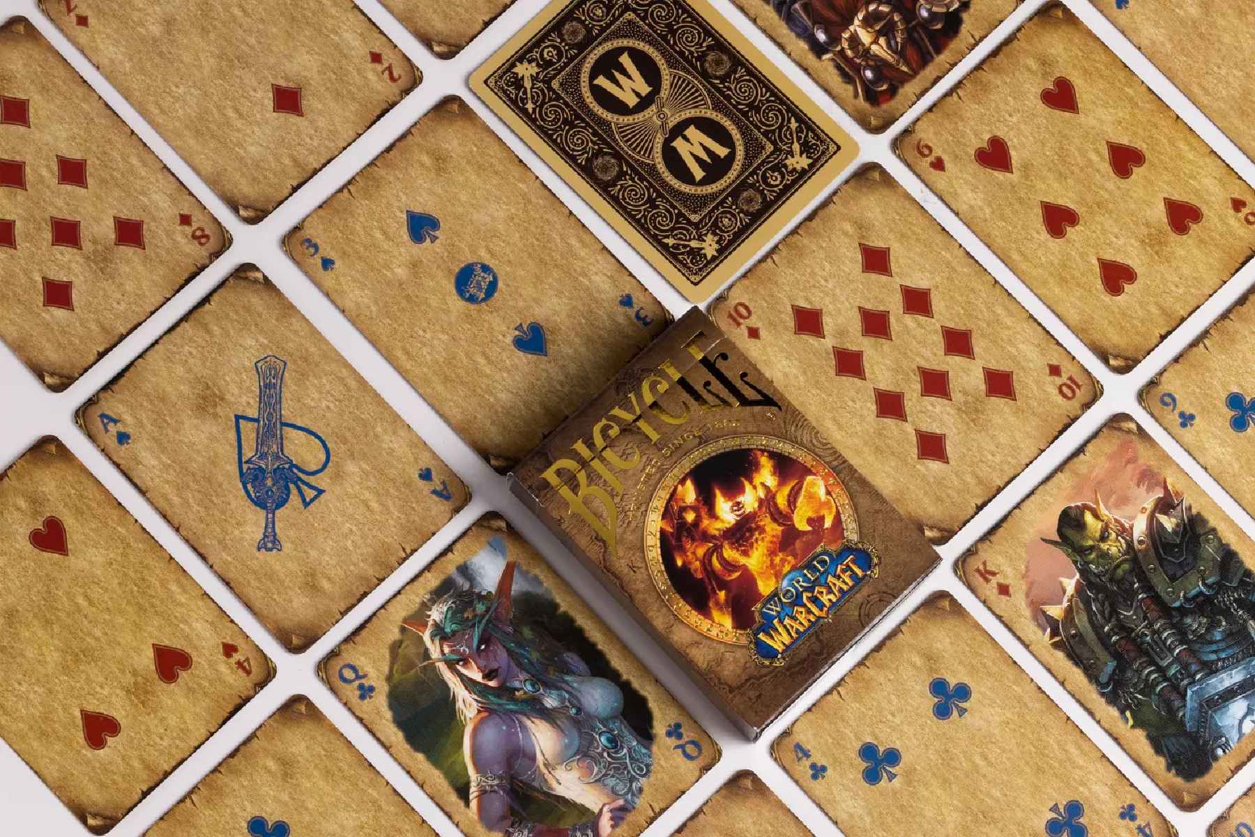 Ausgebreitete Spielkarten. Jede Karte hat einen abgenutzten Look und Warcraft-Charaktere.