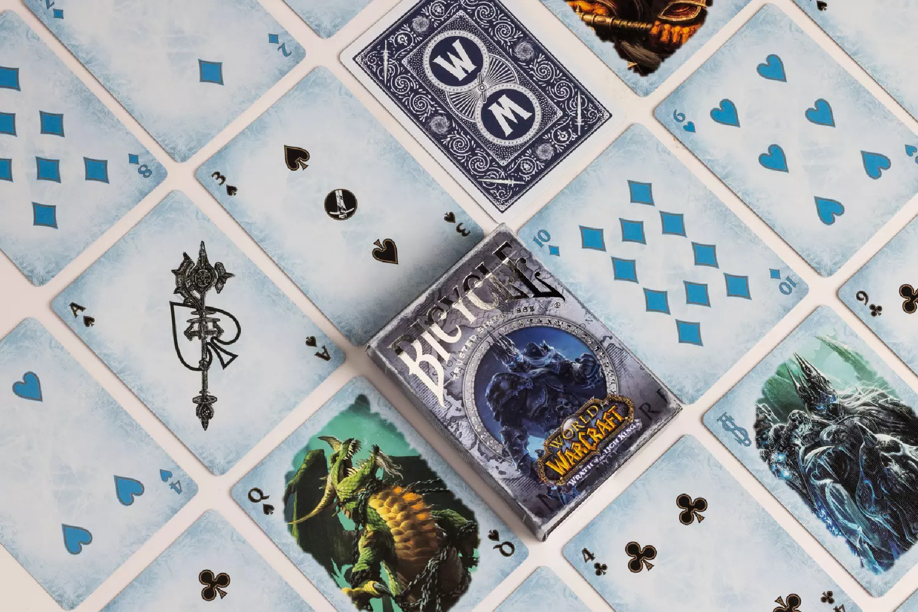 Spielkarten angeordnet, eine Kartenbox in der Mitte. Das Thema ist World of Warcraft.