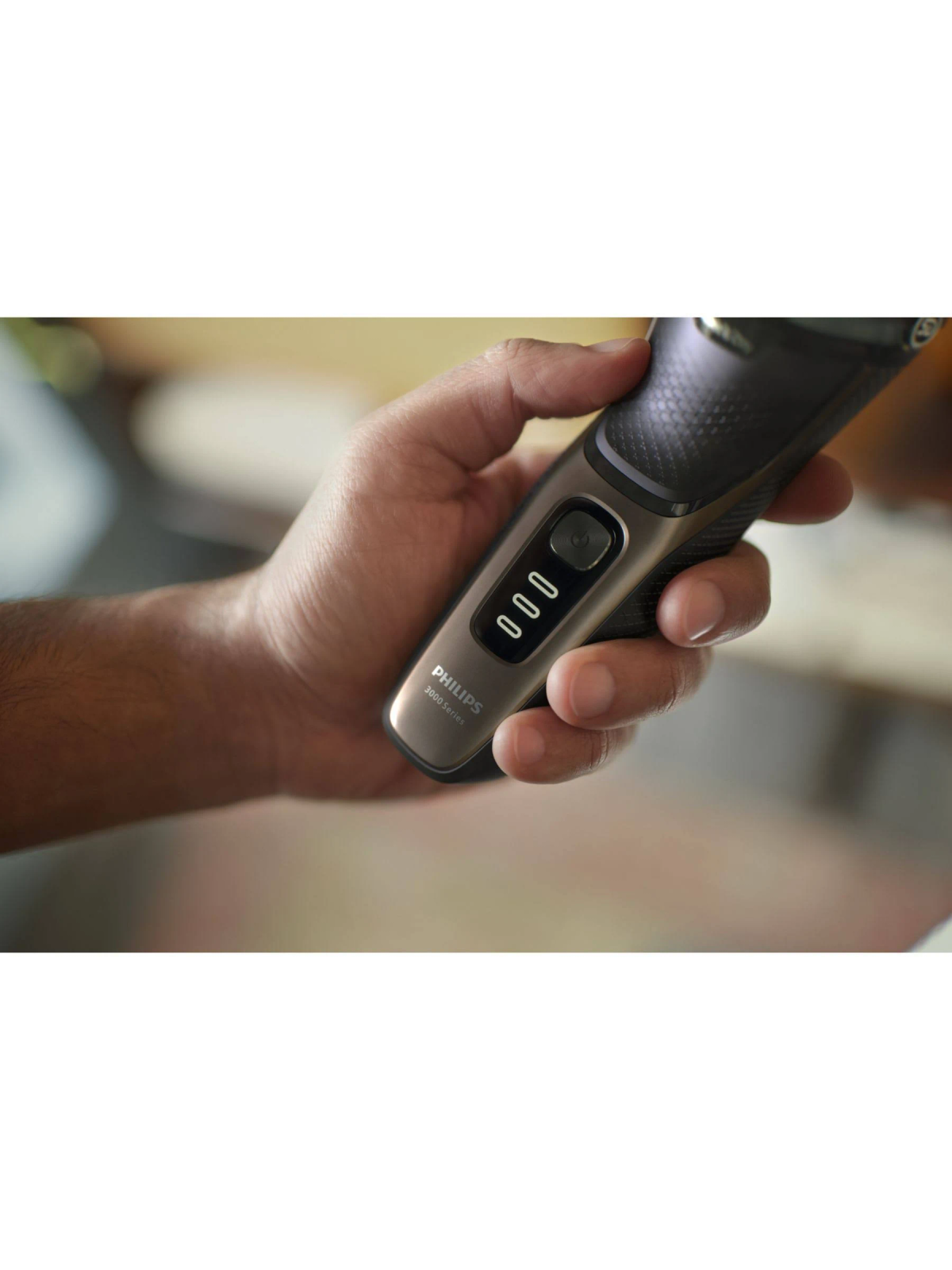Dłoń trzymająca golarkę Philips serii 3000, zbliżenie. Golarka jest czarna i srebrna.