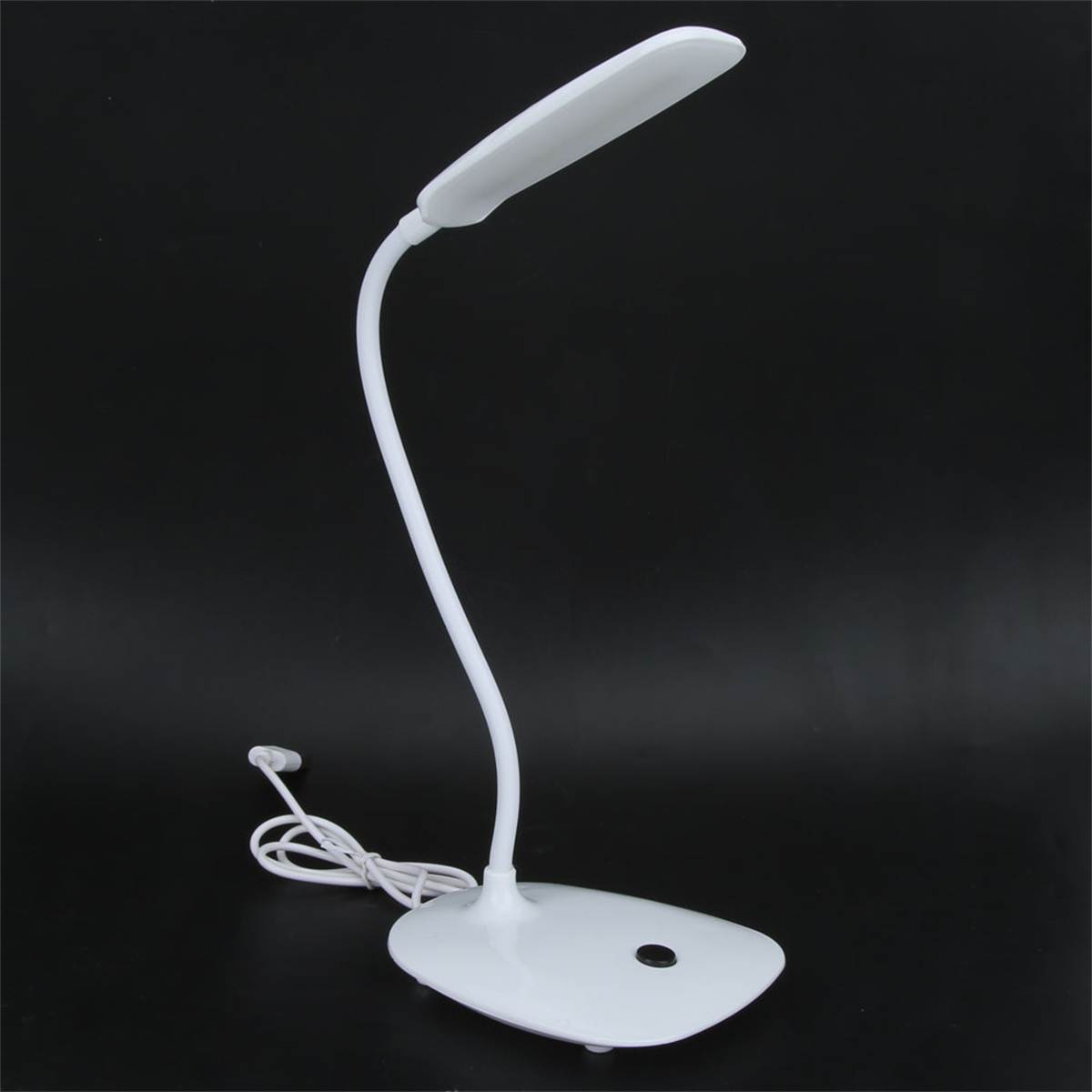 Eine weiße Schreibtischlampe mit flexiblem Hals. Die Lampe steht auf einem schwarzen Hintergrund.