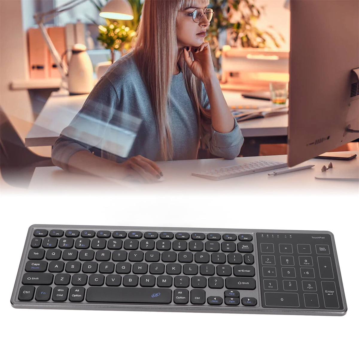 Eine Frau benutzt einen Computer, mit einer Tastatur im Vordergrund.