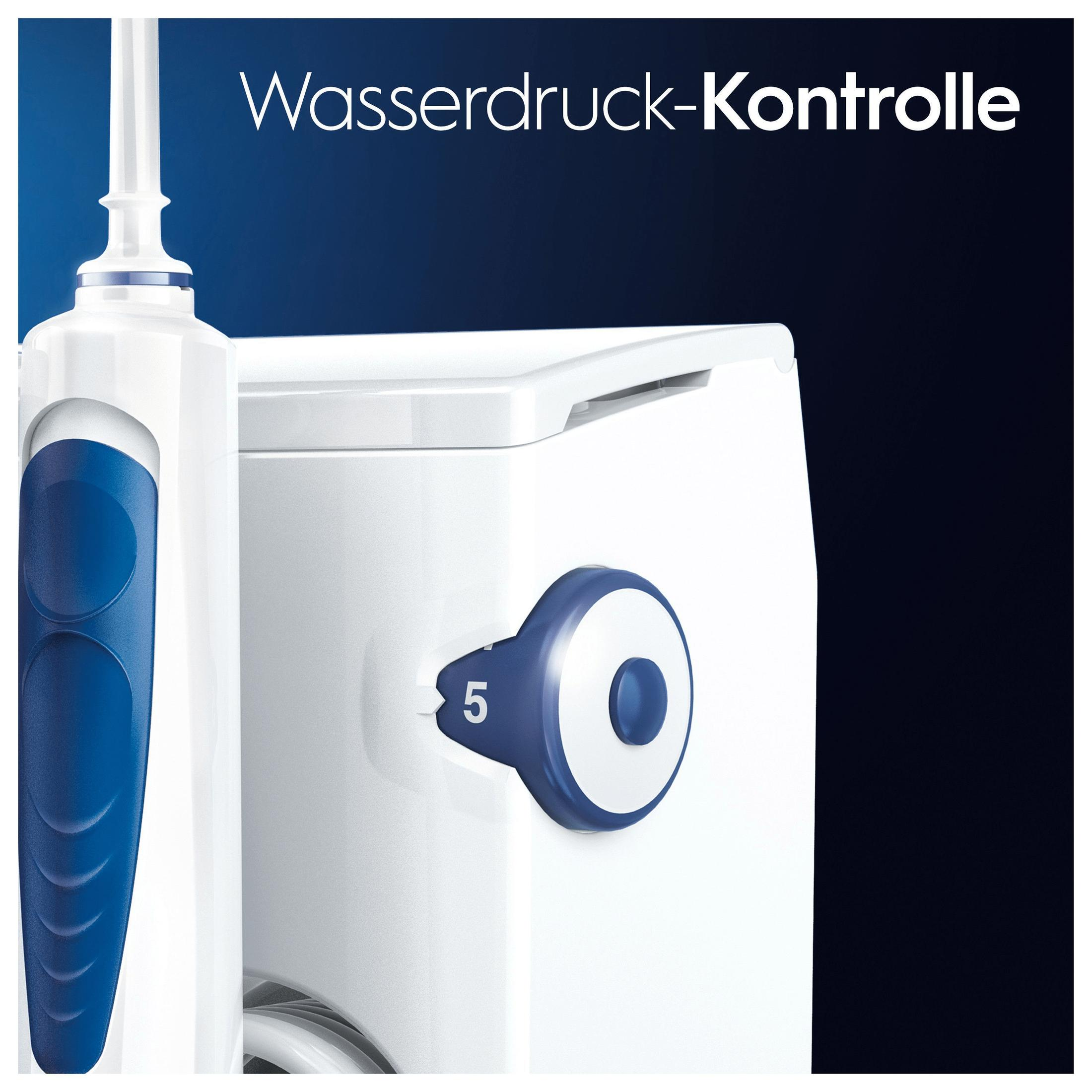 Zbliżenie białego irygatora z niebieską tarczą. Tło jest ciemne.