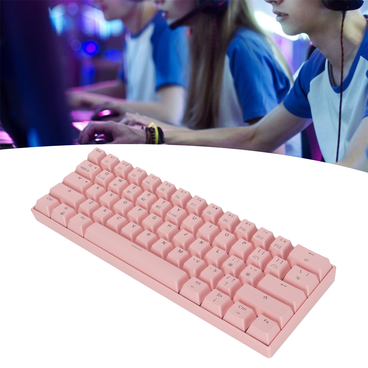 Eine rosa Tastatur auf einem Tisch. Die Tastatur hat weiße Tasten und befindet sich vor einem unscharfen Hintergrund.