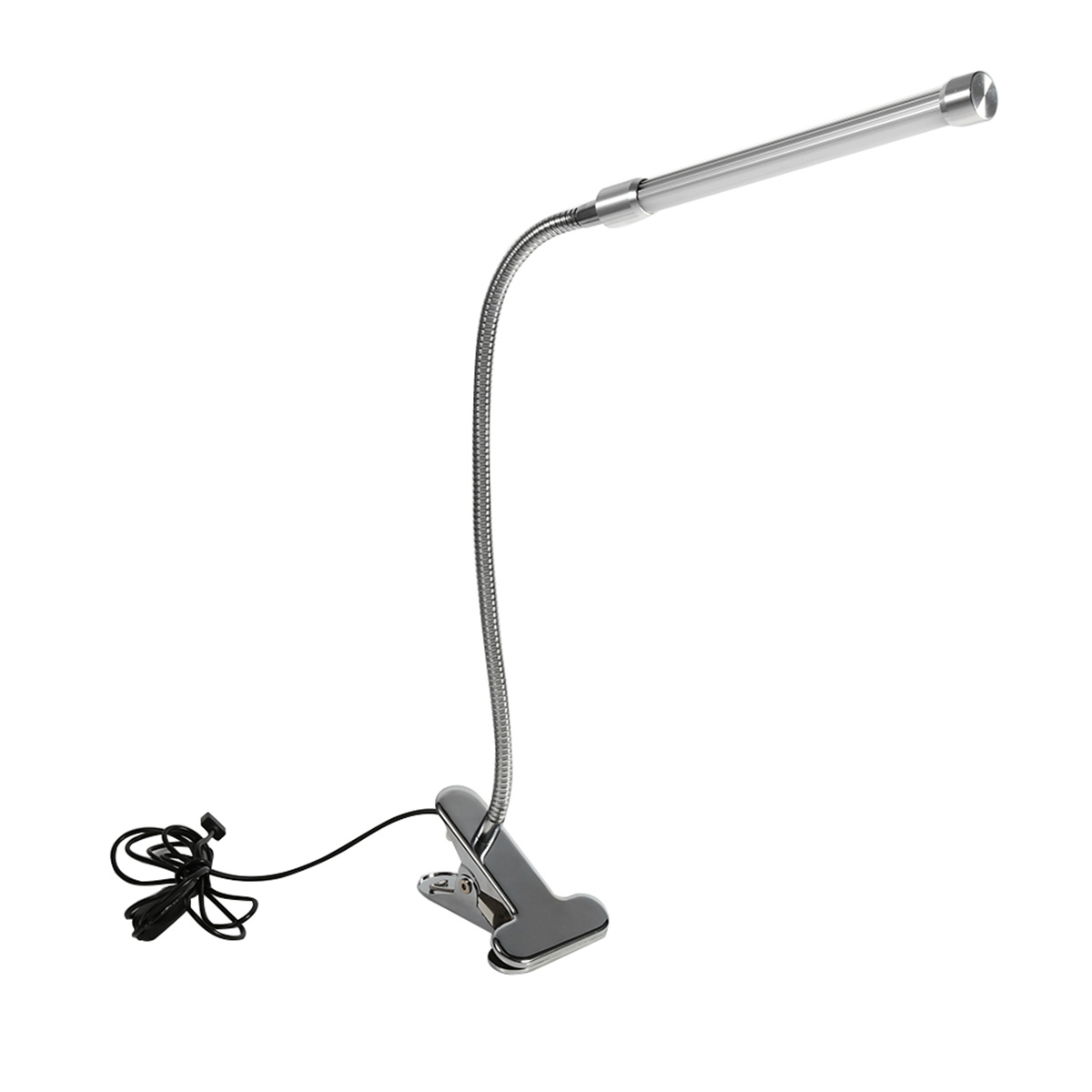 Eine silberne LED-Schreibtischlampe mit Schwanenhals und schwarzem Netzkabel. Die Lampe steht auf weißem Untergrund.