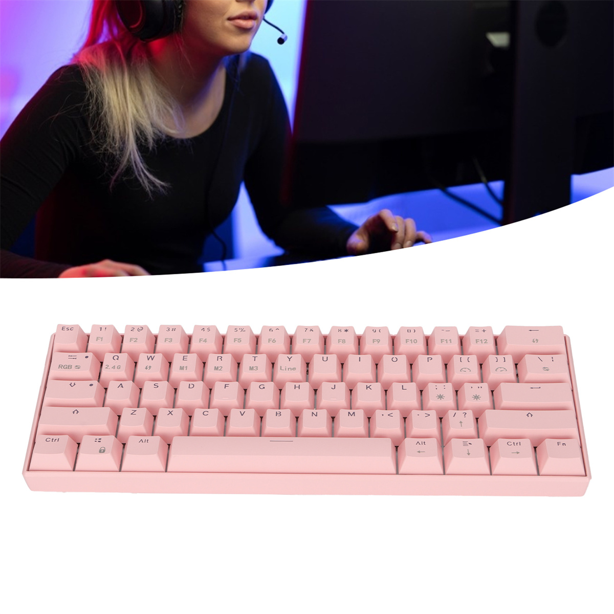 Rosa mechanische Tastatur auf einem Schreibtisch, mit einer Frau im Hintergrund.