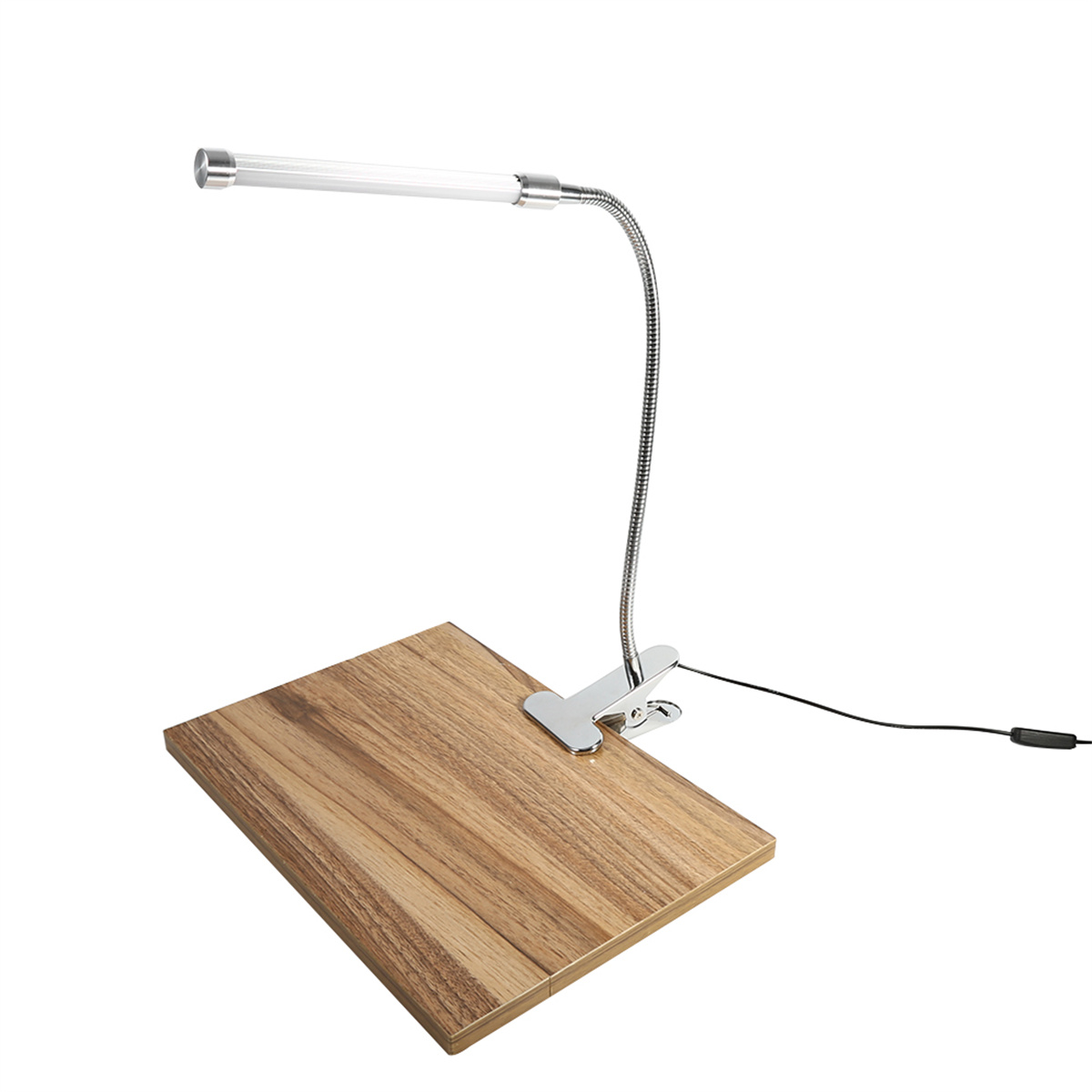 Eine flexible Schreibtischlampe, silberner Sockel und ein hölzerner Schreibtisch.