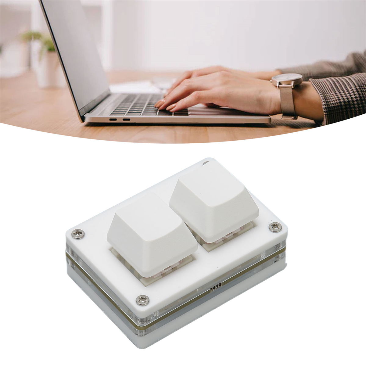 Hände, die auf einer Laptop-Tastatur tippen, unterhalb einer weißen Zwei-Tasten-Tastatur.