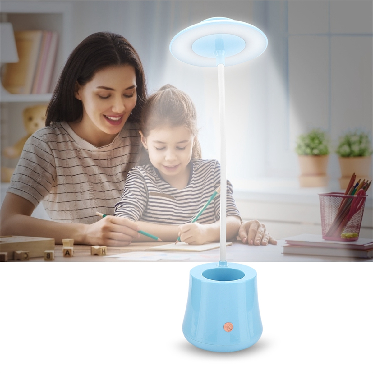 Mutter und Tochter zeichnen unter einer blauen Schreibtischlampe. Die Lampe hat einen runden Kopf.