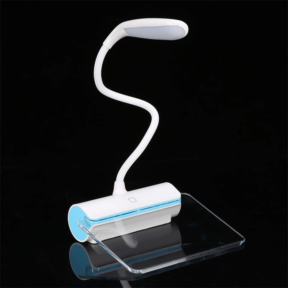 Weiße Schreibtischlampe mit flexiblem Hals und transparentem Sockel. Schwarzer Hintergrund.