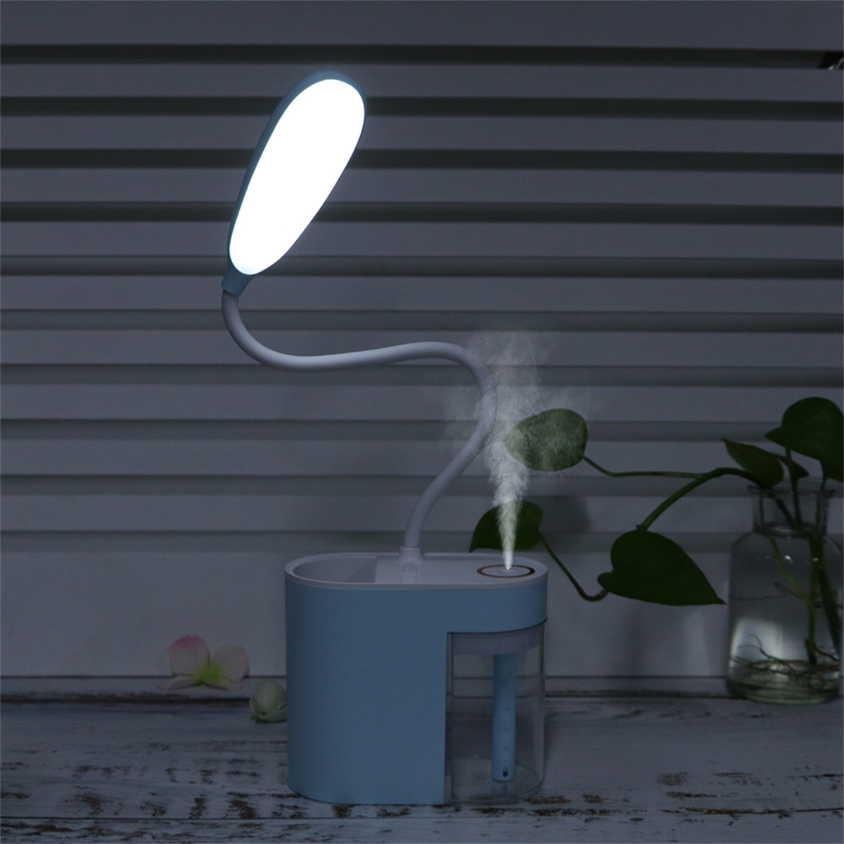 Blaue Schreibtischlampe mit Luftbefeuchter, Nebel und Pflanze.