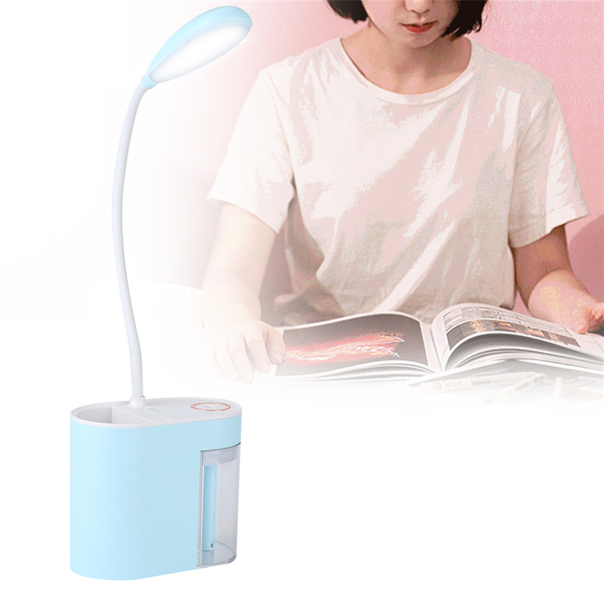 Eine Frau liest ein Buch an einem Schreibtisch mit einer blauen Lampe und einem Stifthalter.