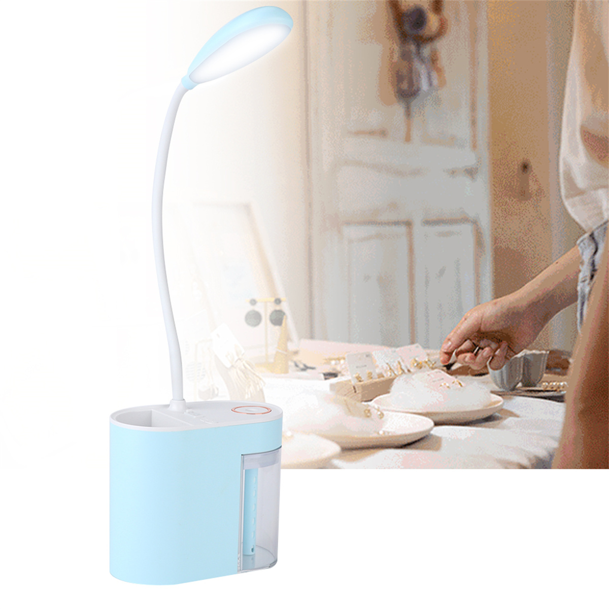 Blaue Schreibtischlampe mit leuchtendem Kopf, mit Stifthalterfuß und einer Hand.