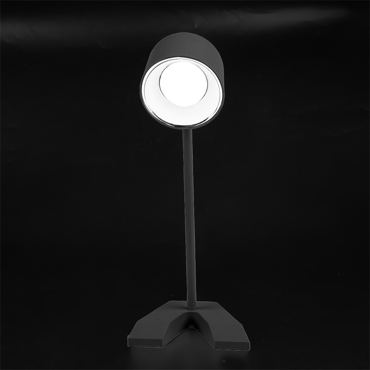 Graue Lampe auf einem Ständer mit kreisförmigem Licht.