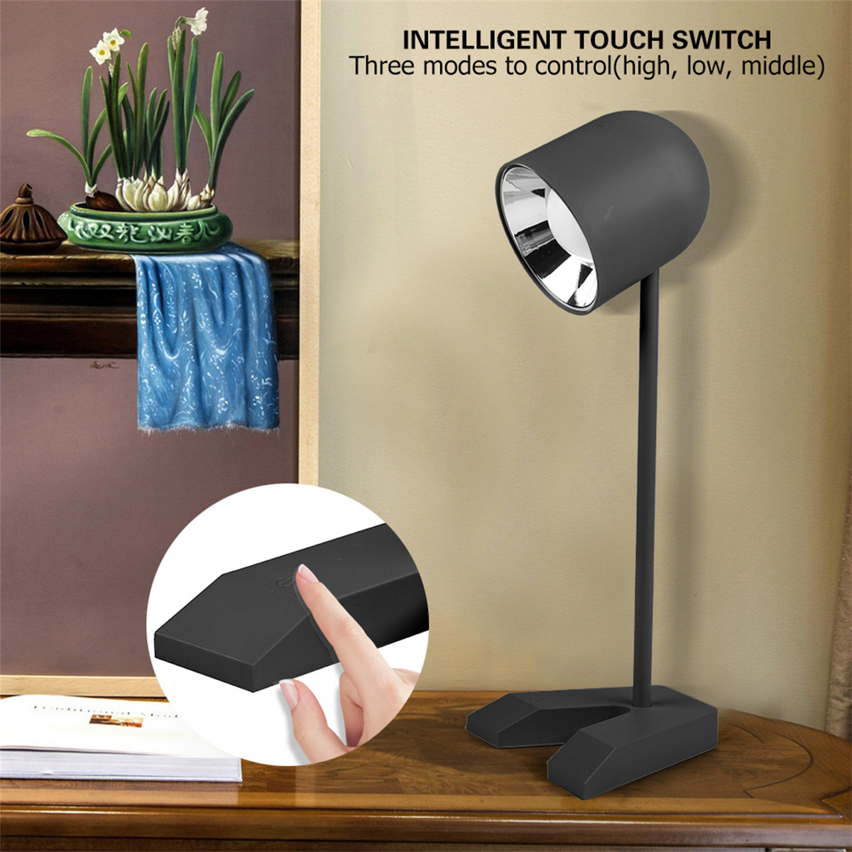 Eine schwarze Lampe mit einem Berührungsschalter. Ein Finger berührt den Schalter. Sie hat einen Sockel und einen Lampenkopf.