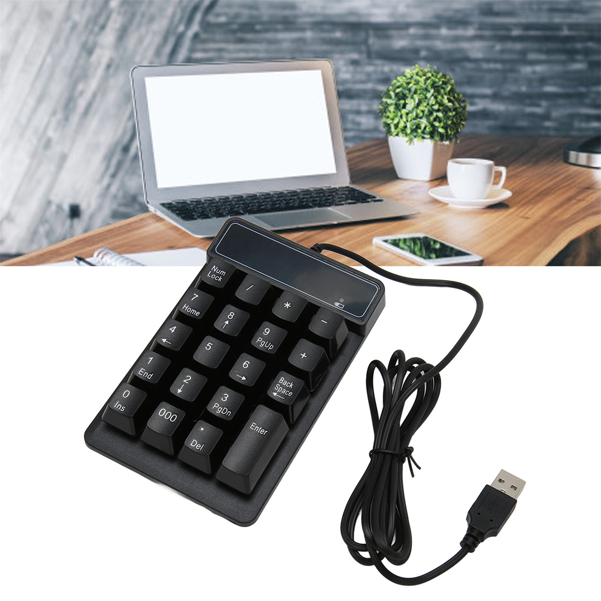 Schwarzer numerischer Ziffernblock mit USB-Kabel, vor einem Laptop auf einem Holztisch platziert.