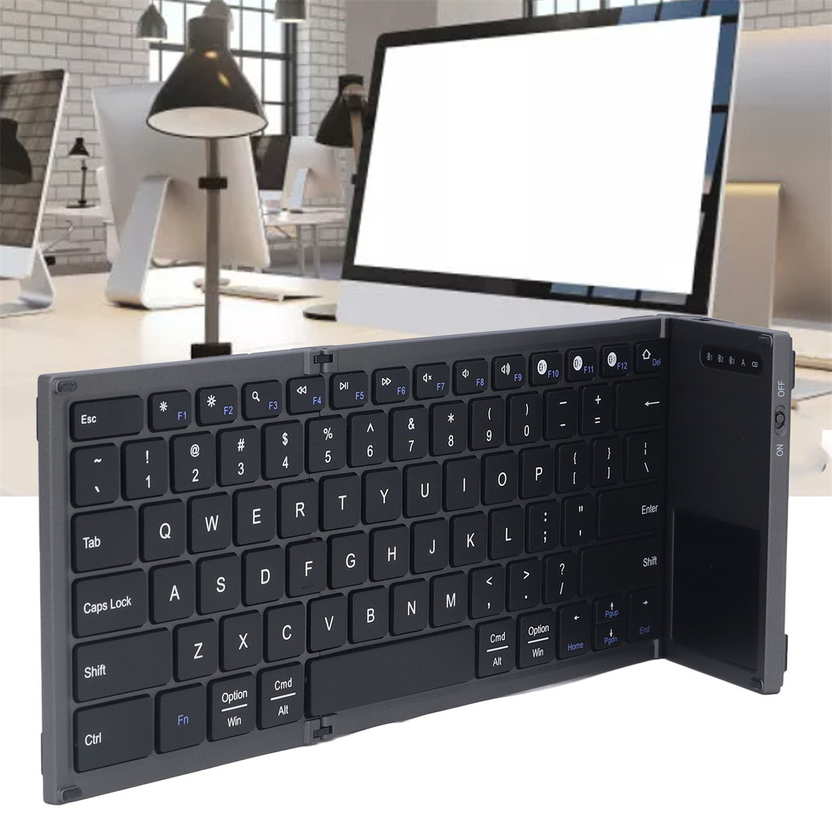 Schwarze, zusammenklappbare Tastatur auf einem Schreibtisch.