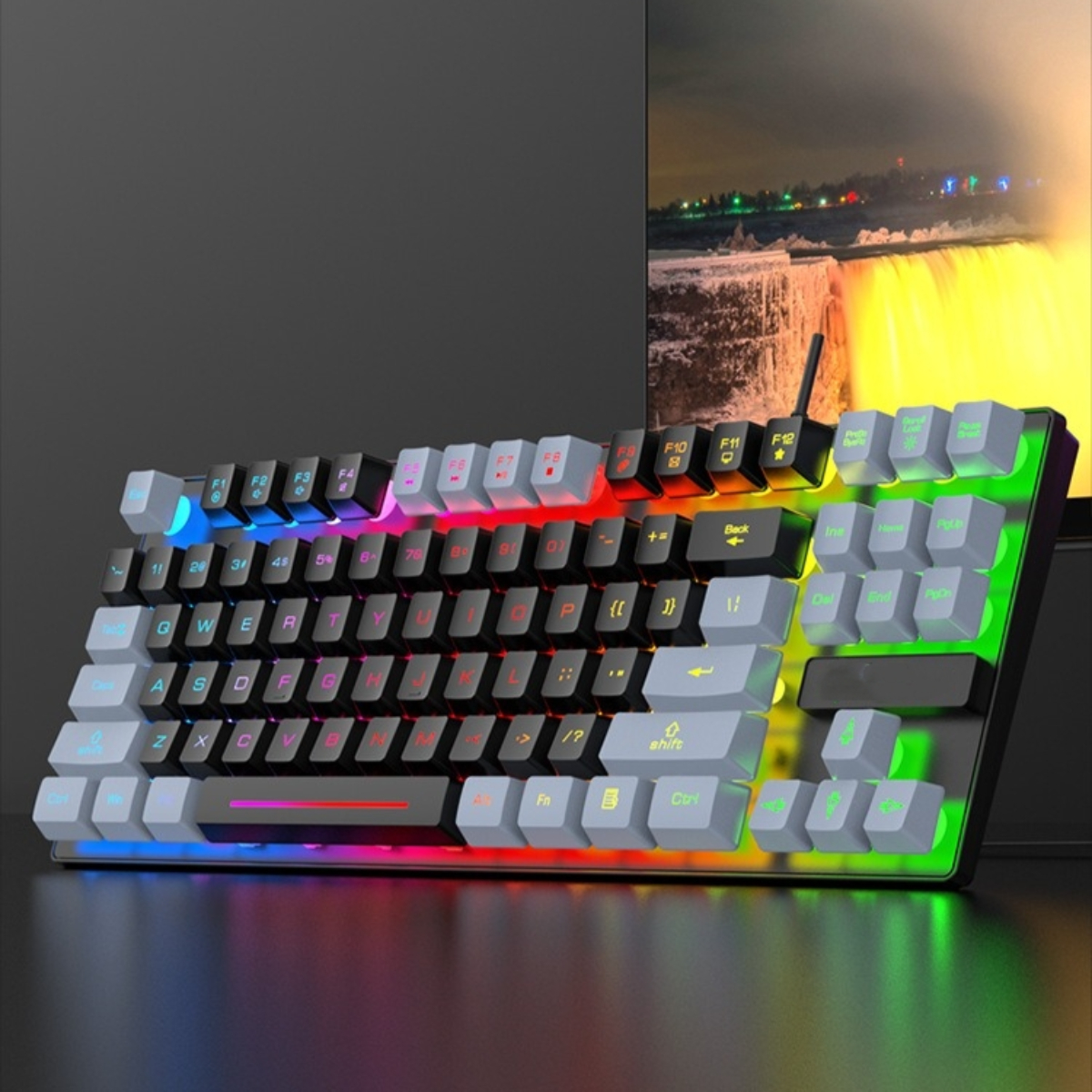 Eine schwarz-graue Gaming-Tastatur mit RGB-Beleuchtung. Der Hintergrund ist dunkel.