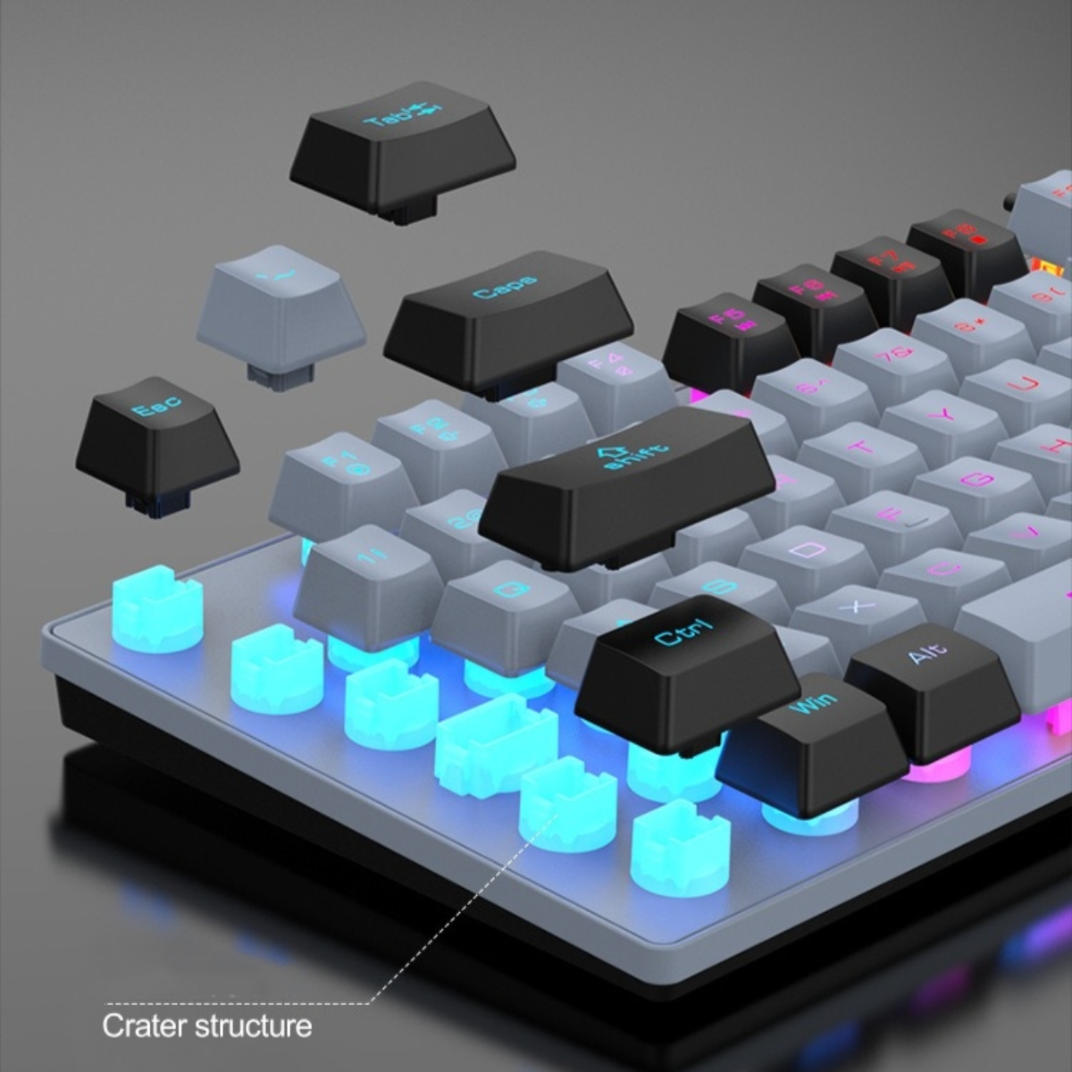 Tastatur mit verschiedenen farbigen Tastenkappen. Einige Tastenkappen sind schwarz oder grau. Blaues Licht scheint von unten.