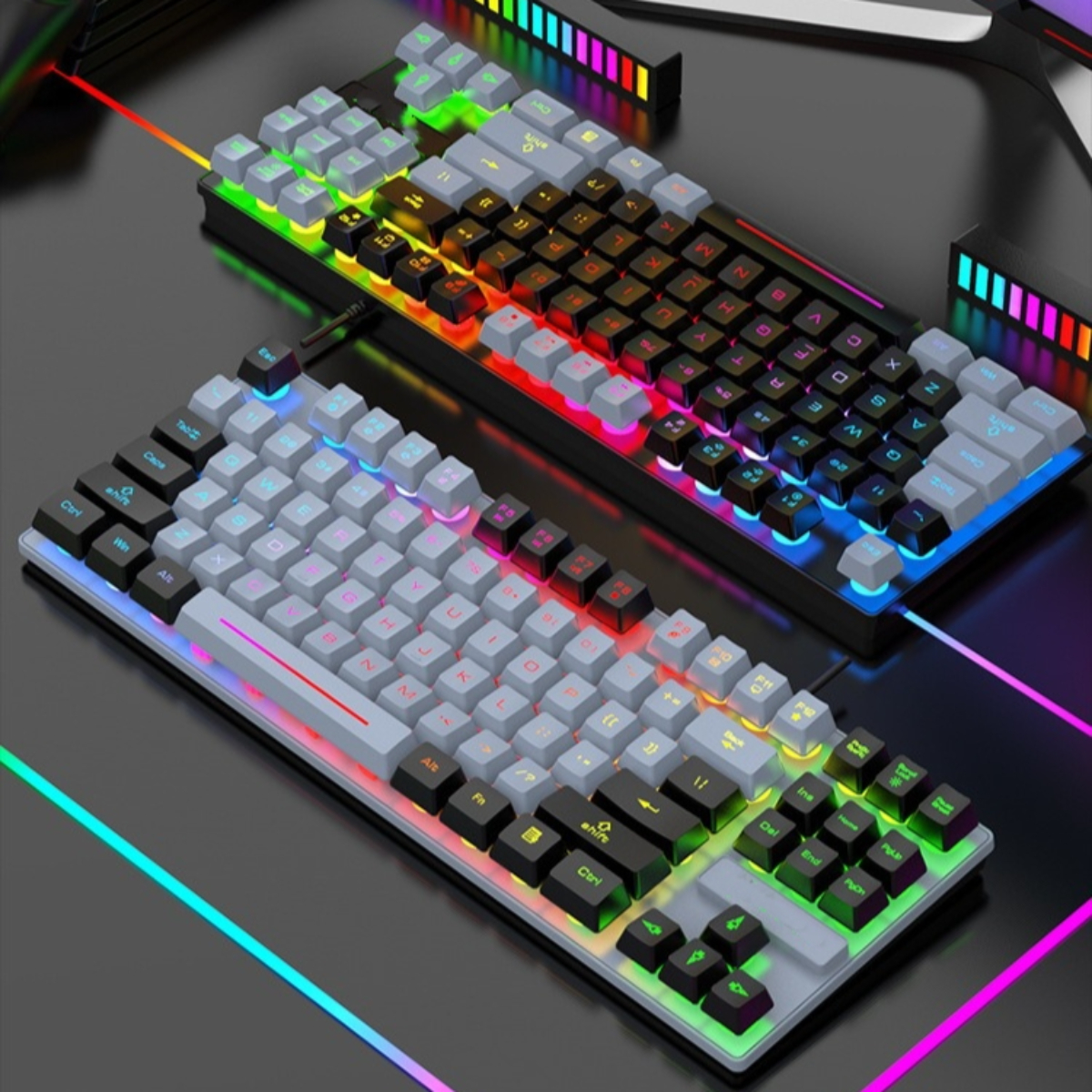 Zwei RGB-Gaming-Tastaturen, eine mit grauen, eine mit schwarzen Tasten.