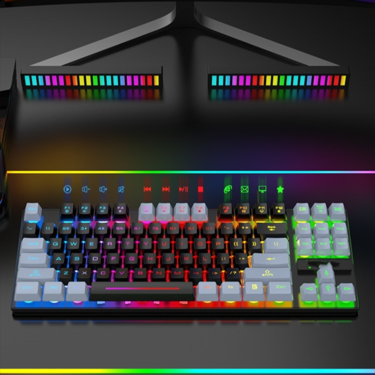 Eine Gaming-Tastatur mit Farbtasten und Lichtern. Schwarze Oberfläche.