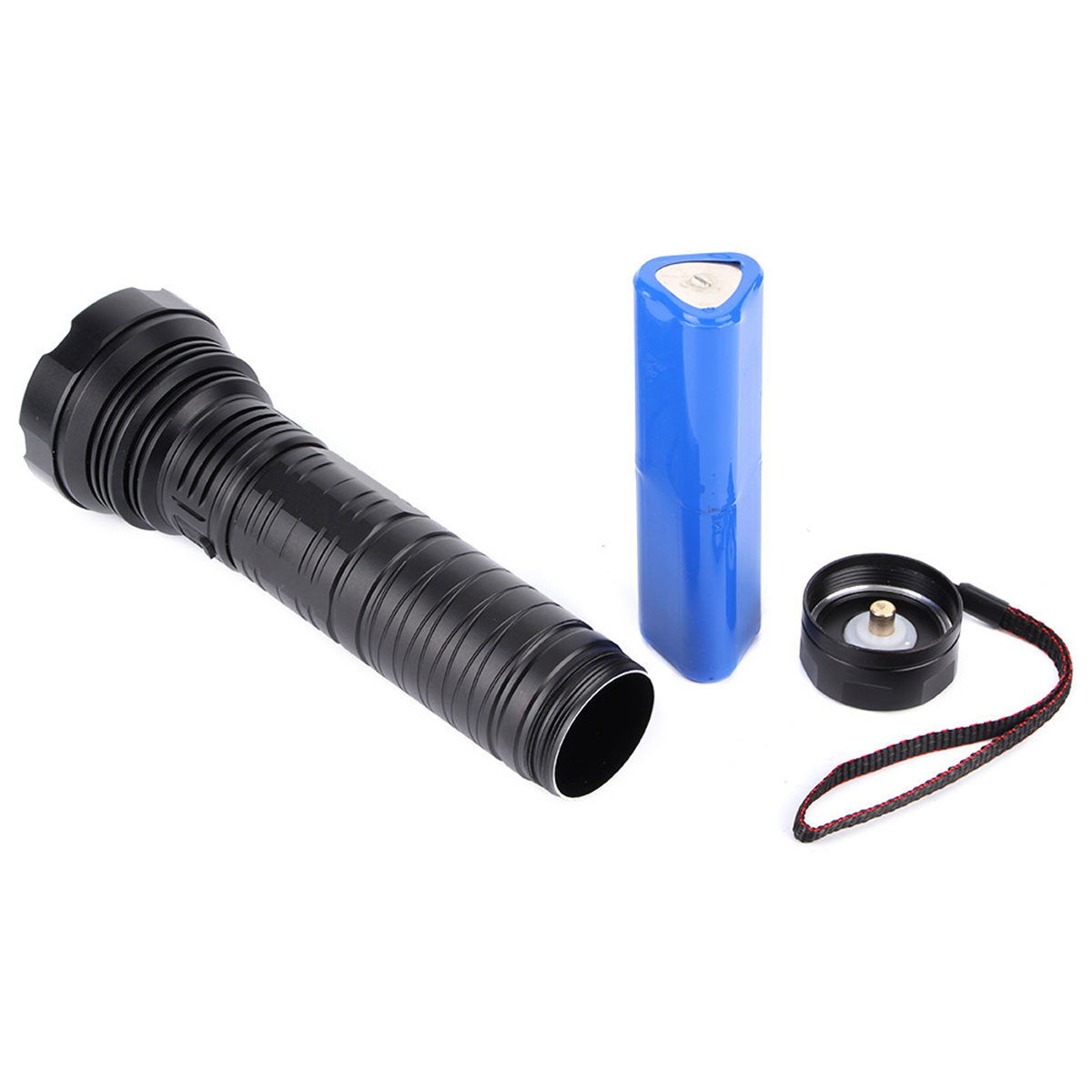Schwarze Taschenlampe mit blauer Batterie und kleiner schwarzer Kappe. Weißer Hintergrund.