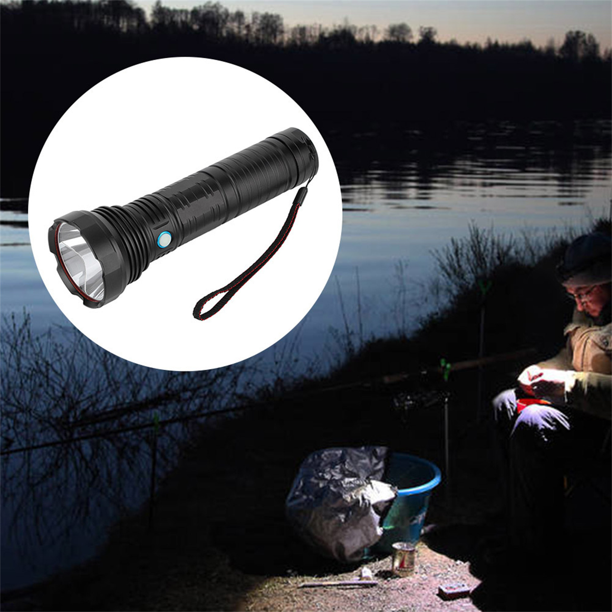 Eine schwarze Taschenlampe wird am Ufer beleuchtet, mit einem Angler im Hintergrund.
