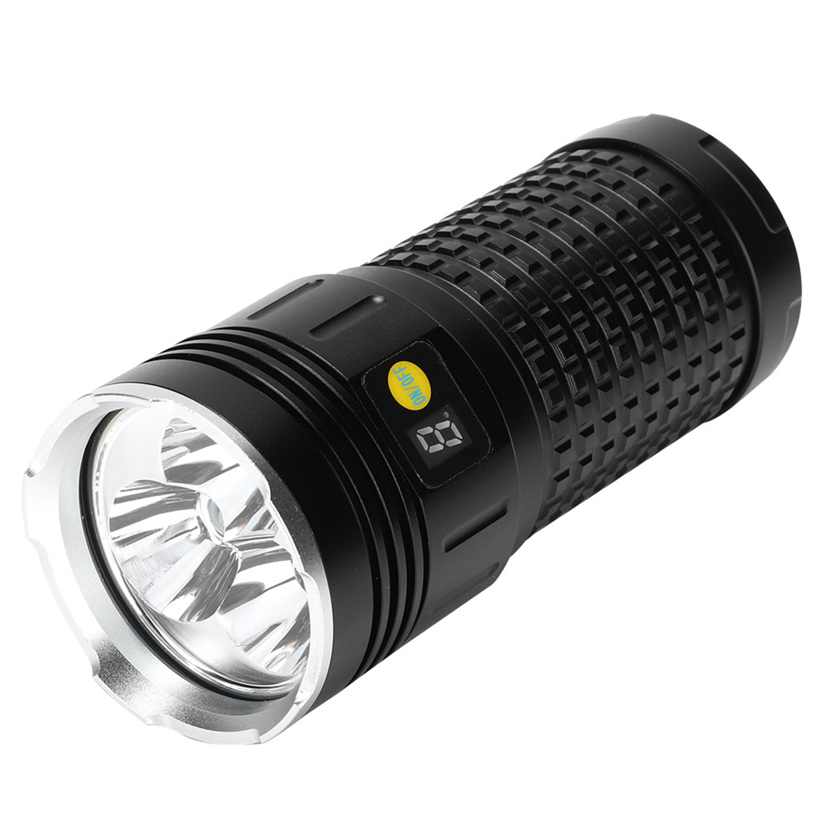 Schwarze Taschenlampe mit silbernem Rand und Digitalanzeige. Die EIN/AUS-Taste ist gelb beleuchtet.