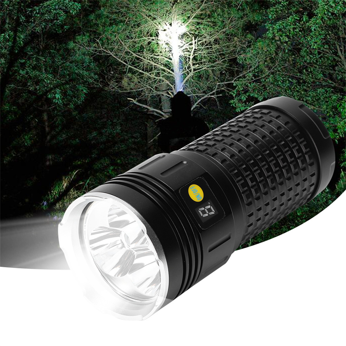 Schwarze Taschenlampe, die Licht in einen dunklen Wald scheint und einen Baumstamm beleuchtet.
