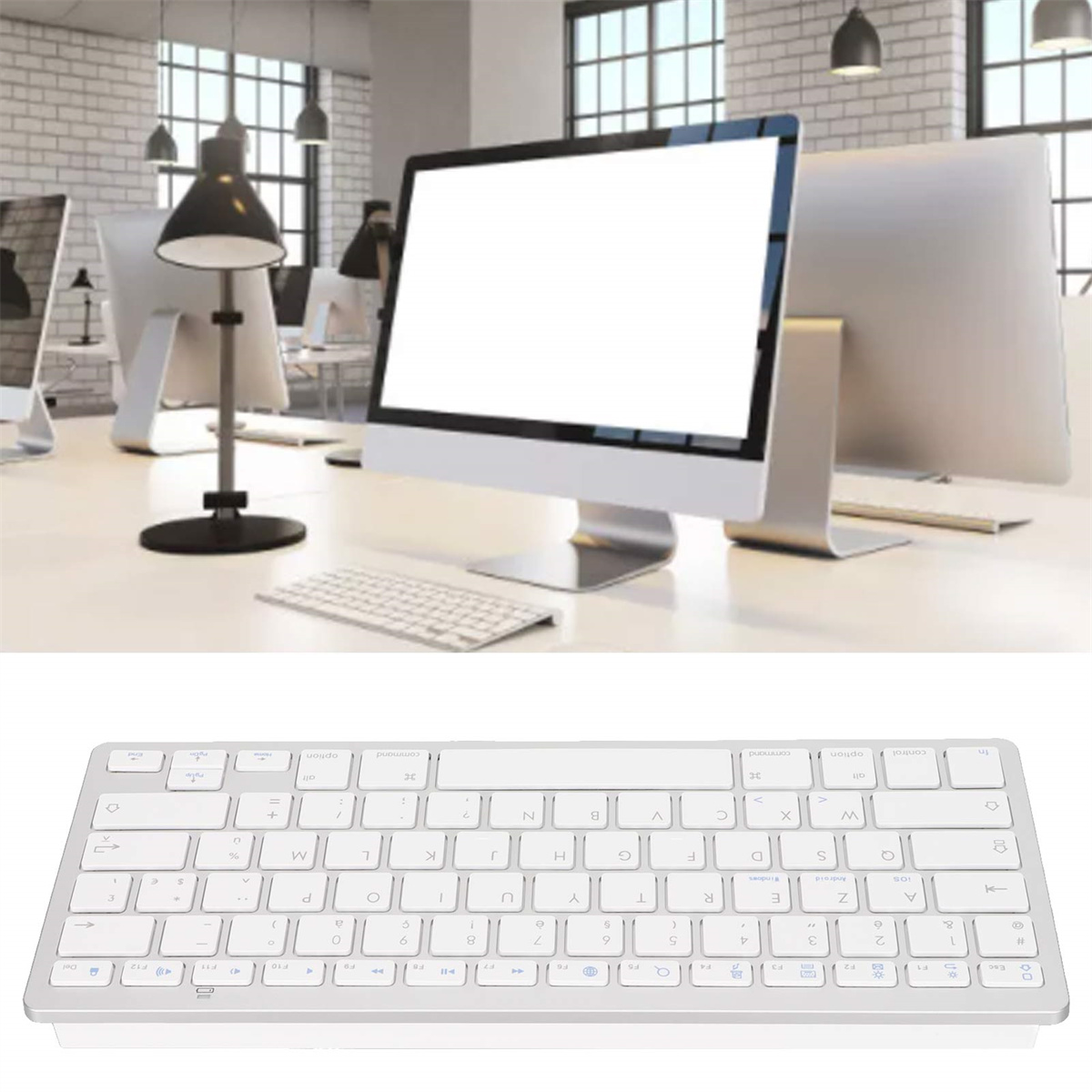 Eine Tastatur und ein Computer-Setup in einem Büro mit hellem Licht und weißem Hintergrund.