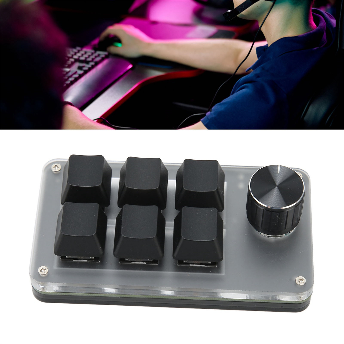 Eine Person benutzt eine Tastatur und einen schwarzen Button-Controller mit einem Knopf.