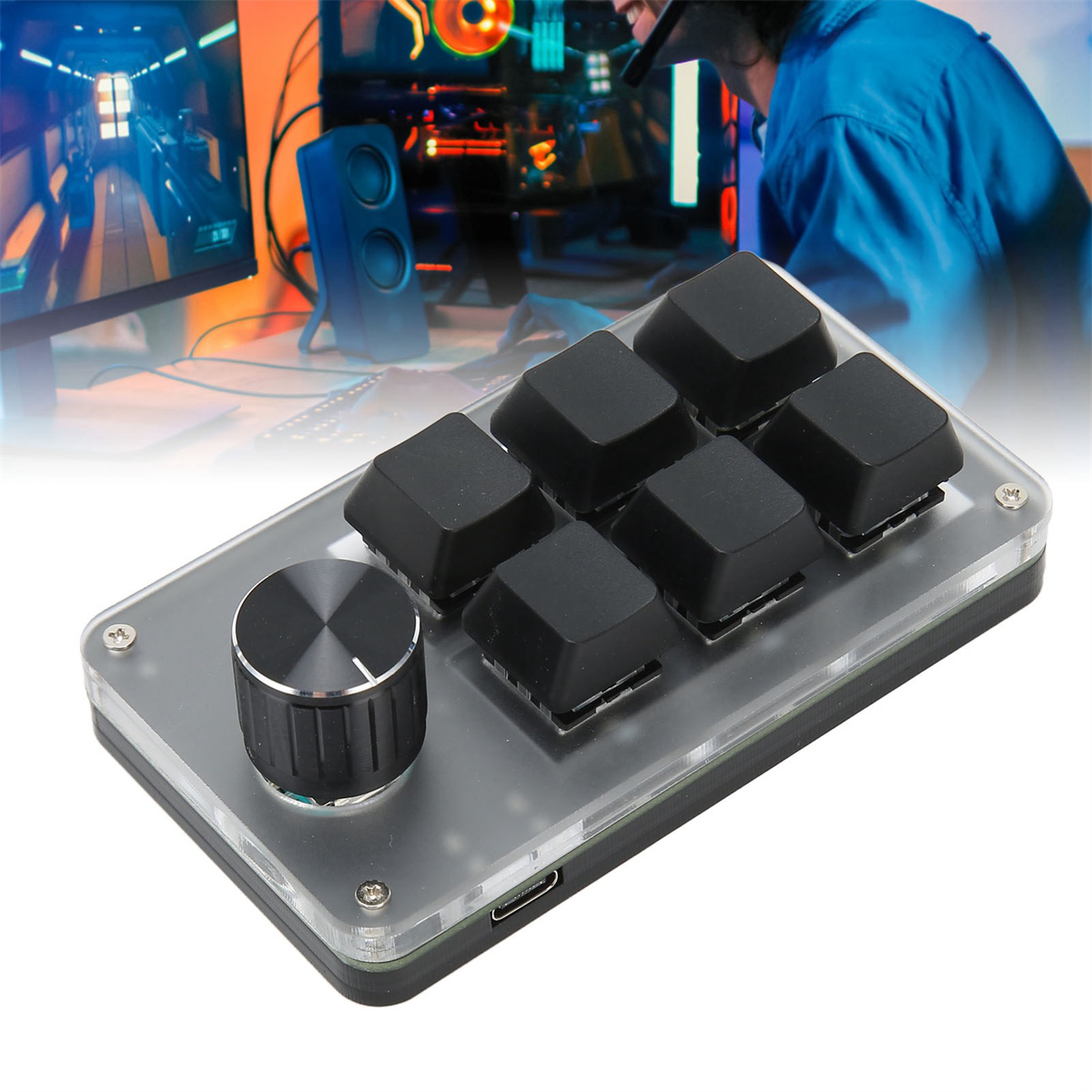 Ein schwarzes Bedienfeld mit Knöpfen und einem Joystick, verwendet für Spiele oder andere Anwendungen.