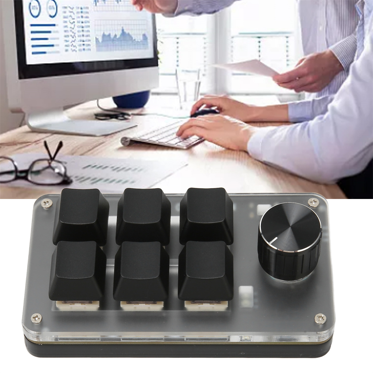 Nahaufnahme: Tastatur mit schwarzen Tasten und Drehregler. Zwei Personen im Hintergrund.