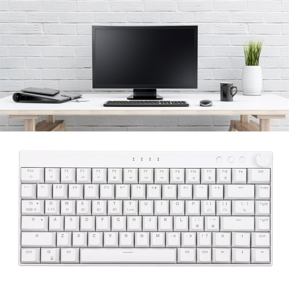 Schreibtisch mit Monitor, Tastatur, Maus, Pflanze und Tasse. Weiße Backsteinmauer im Hintergrund.