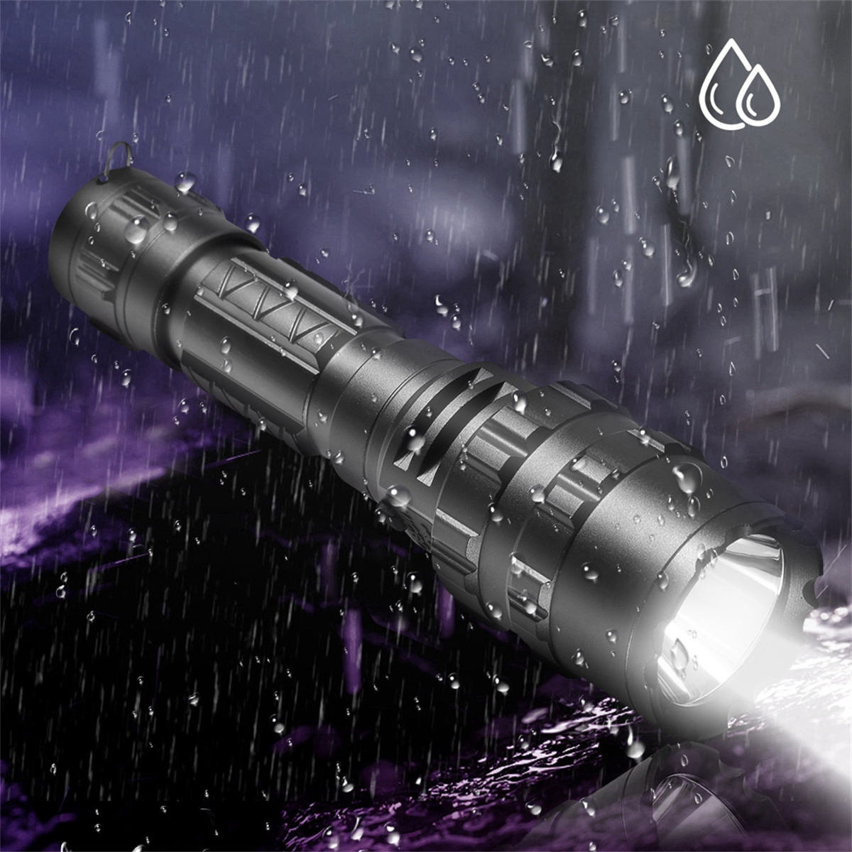 Eine schwarze Taschenlampe mit Regeneffekten und einem Wassertropfen-Symbol. Das Licht scheint hell.