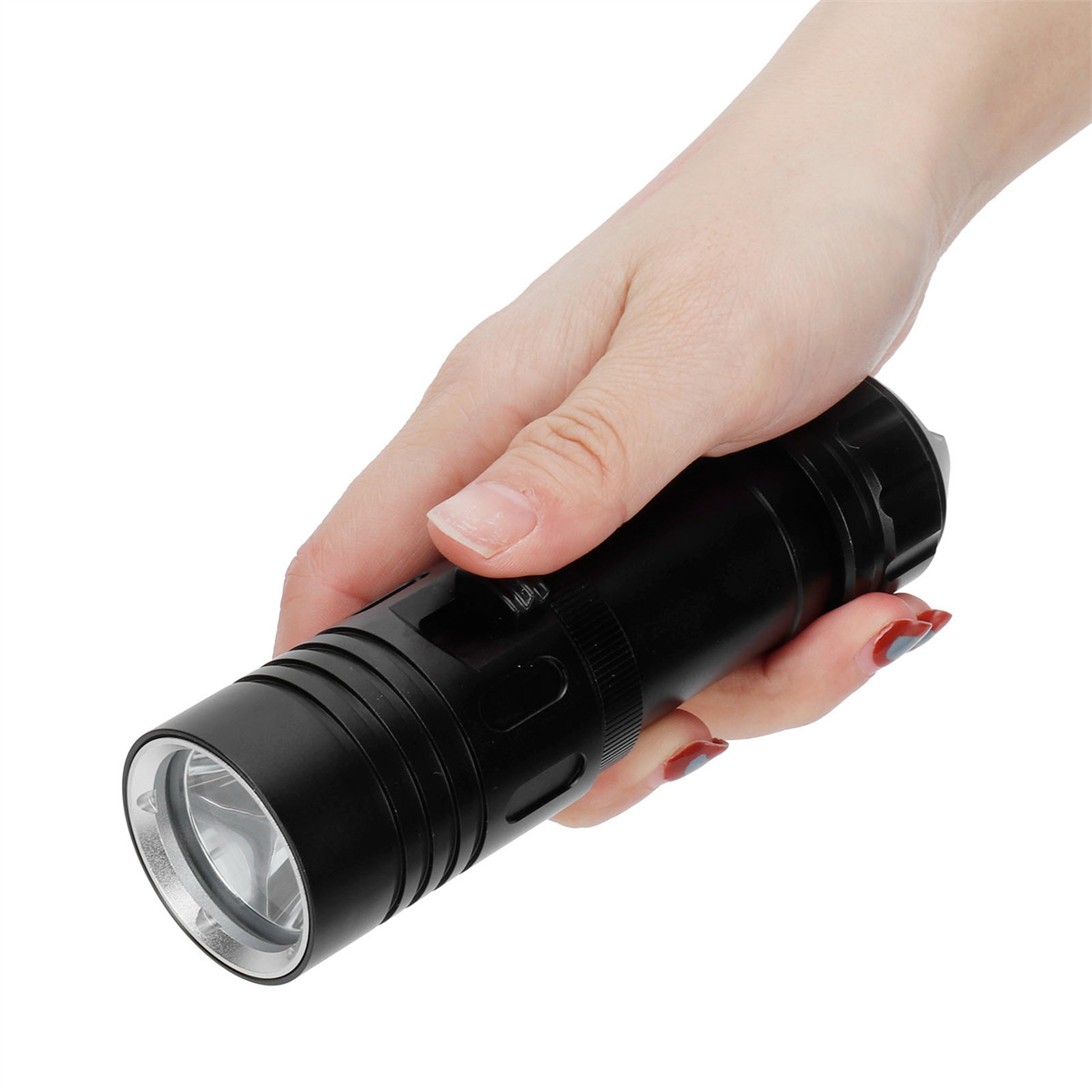 Eine Hand, die eine schwarze Taschenlampe hält. Die Taschenlampe hat einen silbernen Kopf.
