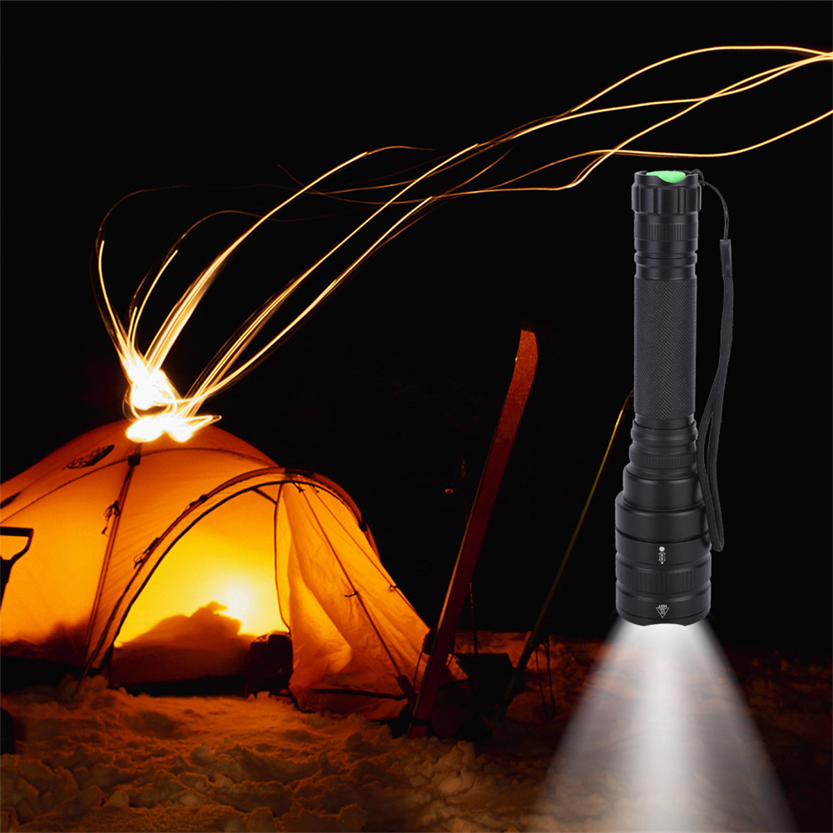Eine schwarze Taschenlampe, die Licht auf ein Zelt wirft. Funken kommen von einem kleinen Feuer und Schnee liegt am Boden.