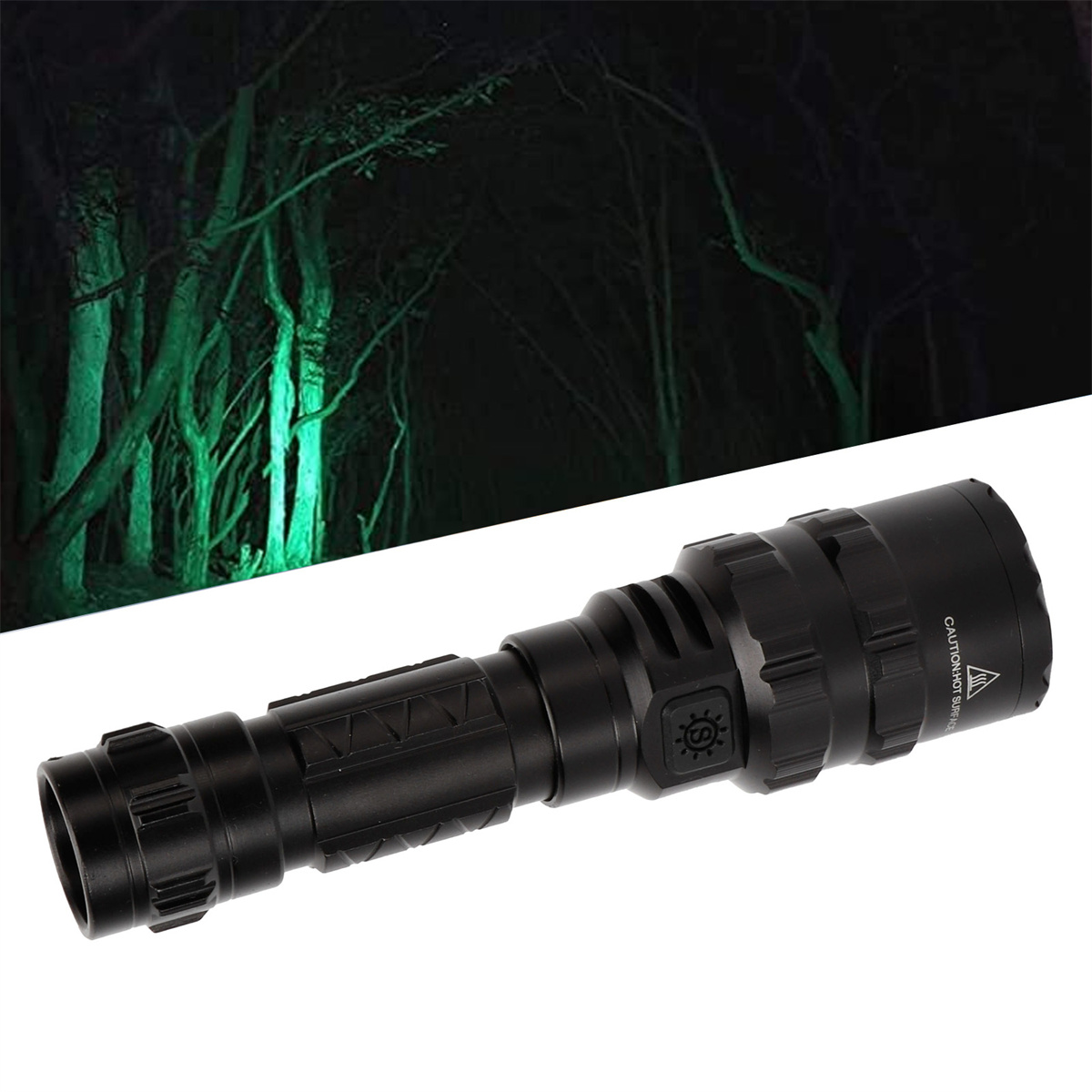 Schwarze Taschenlampe, die grünes Licht in einen Wald mit Bäumen scheint. Die Taschenlampe ist im Vordergrund.