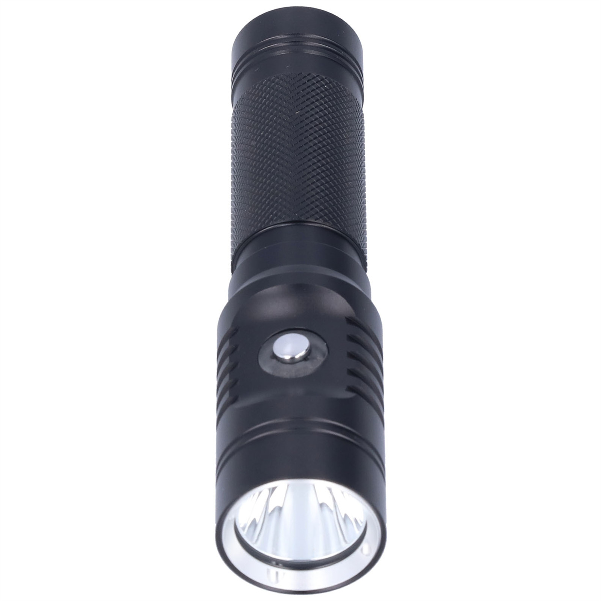 Schwarze Taschenlampe mit strukturiertem Griff. Das Licht ist an.
