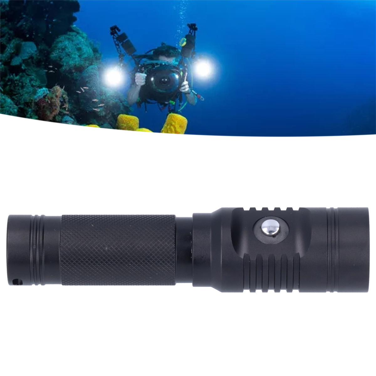 Schwarze Tauch-Taschenlampe unter Wasser. Helle Lichtstrahlen. Taucher im Hintergrund.