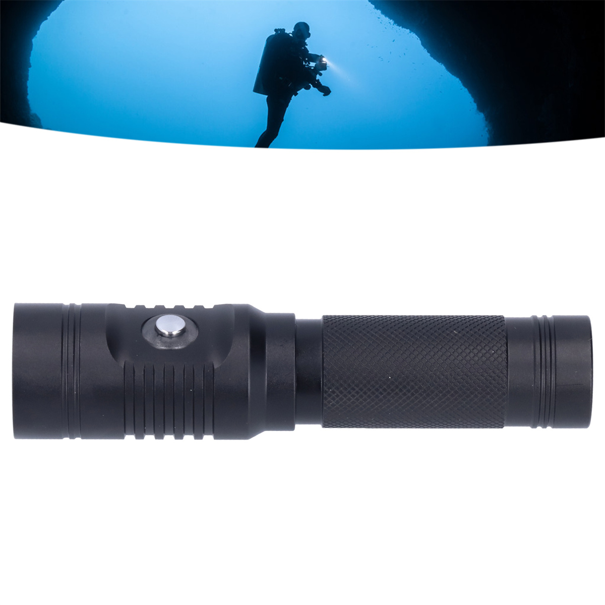 Eine schwarze Taschenlampe, ein Taucher im Hintergrund. Der Taucher ist in einer Höhle.