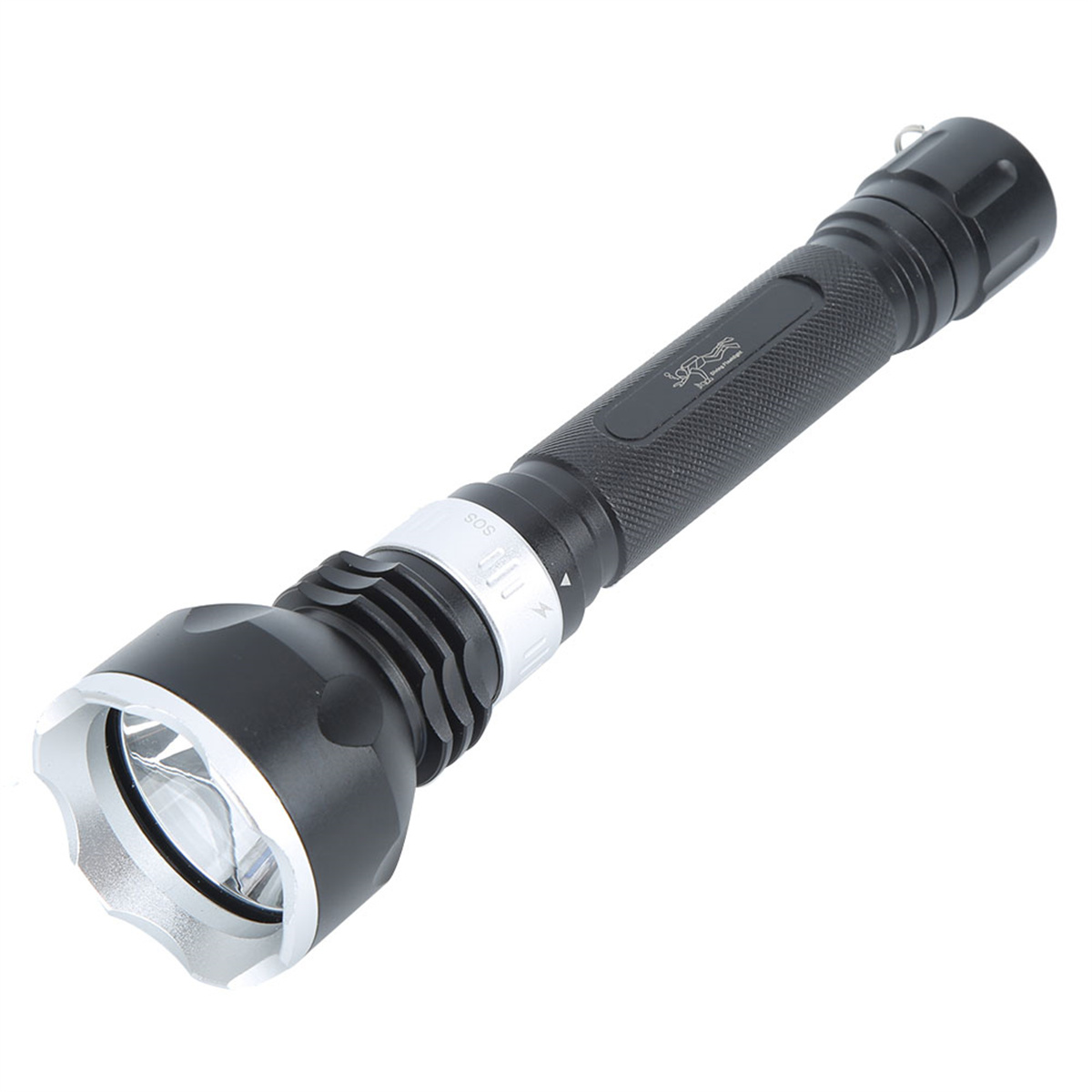 Schwarze Taschenlampe mit silberner Lünette und Kopf, auf weißem Hintergrund.