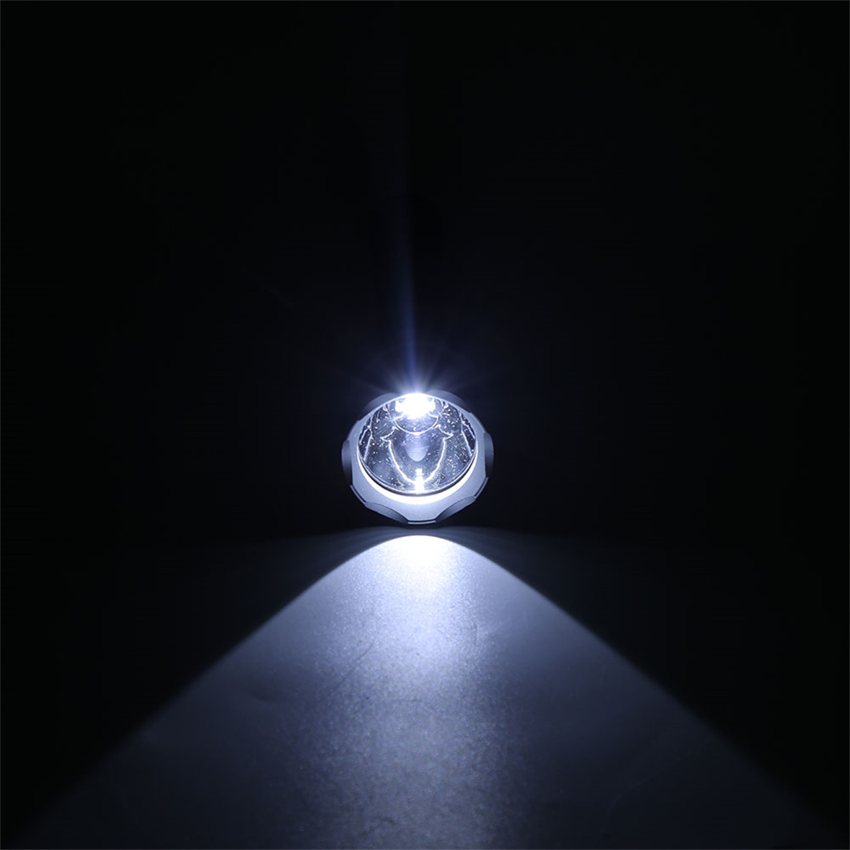 Taschenlampe, die ein helles, weißes Licht aussendet. Der Lichtstrahl ist zentriert und beleuchtet die dunkle Szene.