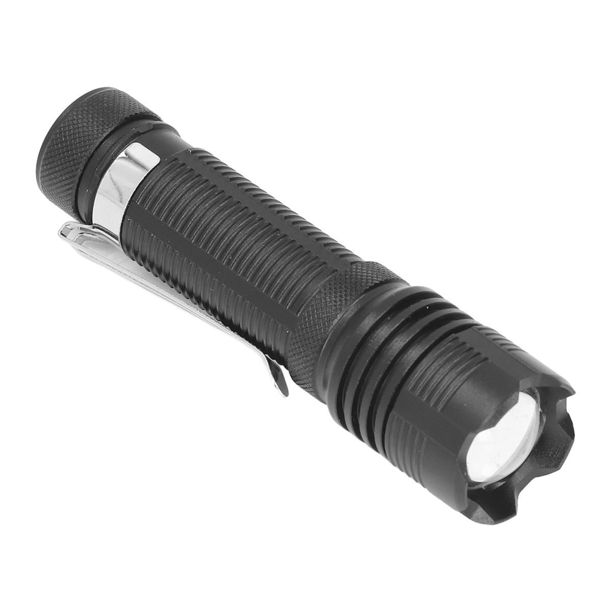 Eine schwarze Taschenlampe mit silbernem Clip. Die Vorderseite hat eine Linse und einen geriffelten Körper.