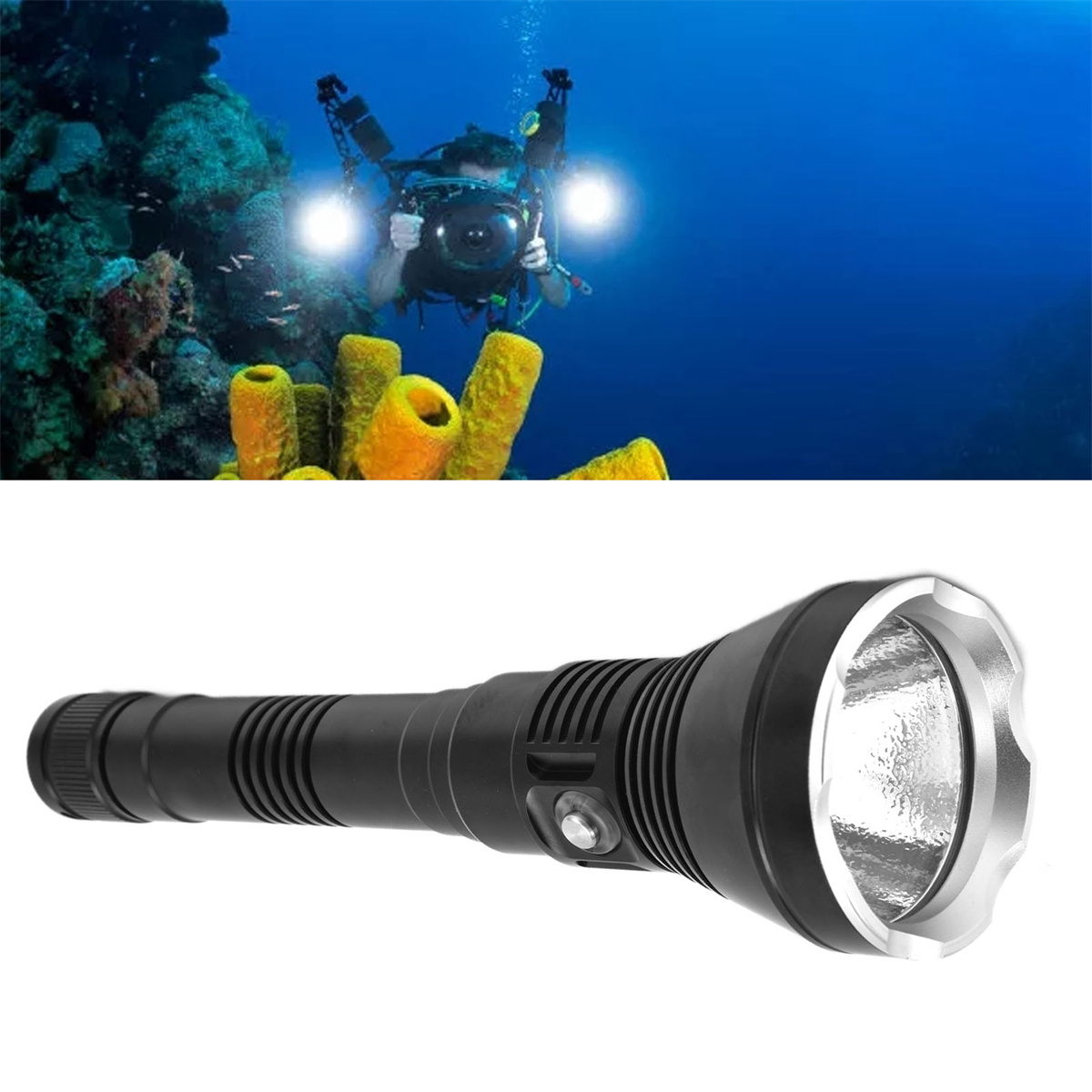 Taucher unter Wasser mit Lichtern und eine große schwarze Taschenlampe im Vordergrund.