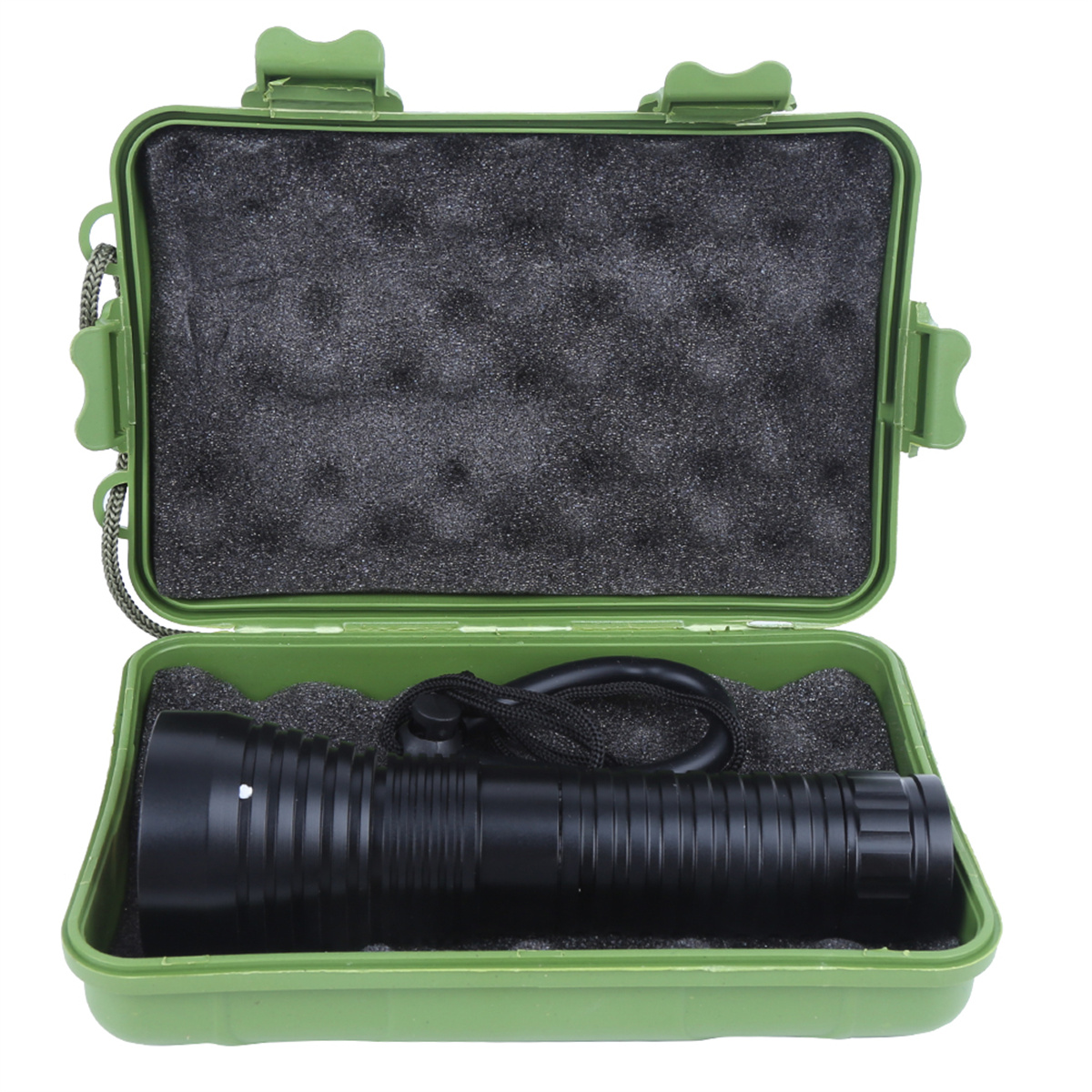Schwarze Taschenlampe in einem grünen Koffer mit schwarzem Schaumstoff. Offener Koffer, schwarze Taschenlampe.