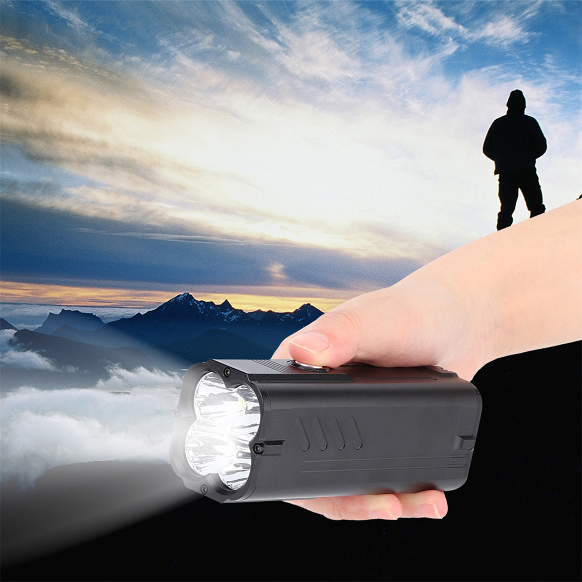 Hand hält schwarze Taschenlampe, Strahl leuchtet. Silhouette einer Person auf einem Hügel, Sonnenuntergang im Hintergrund.