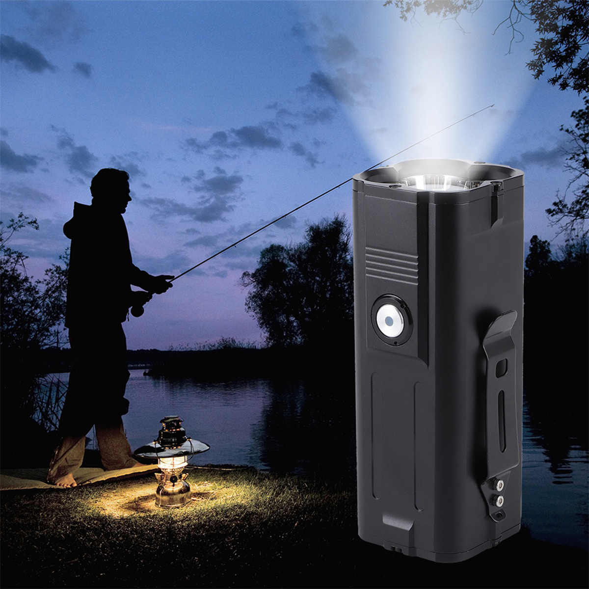 Eine schwarze Taschenlampe leuchtet in der Nacht. Eine Person fischt im Wasser. Eine Laterne steht am Ufer. Bewölkter Himmel darüber.